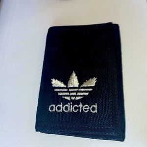ADDICTED Velcro wallet.